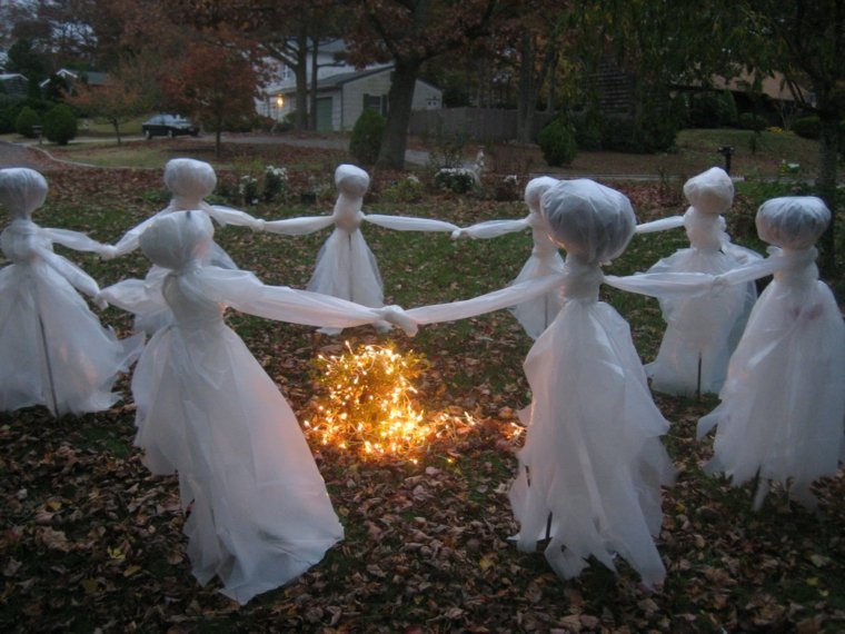 décoration pour halloween danse-fantomes-autour-feu-sac-plastique