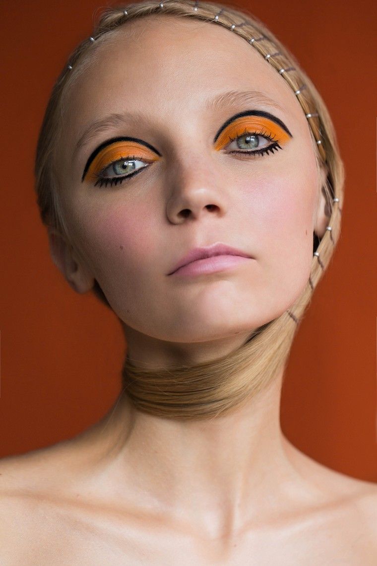 femme-maquillage-facile-vintage-futuriste-moderne