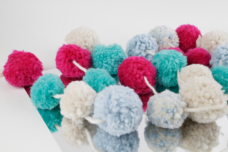 pompon-guirlande-diy-mur-decorer