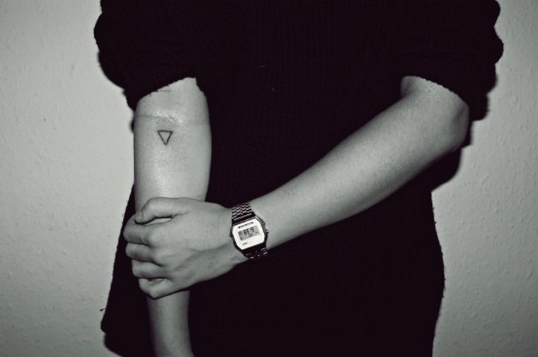 tatouage géométrique triangle tatouage avant bras