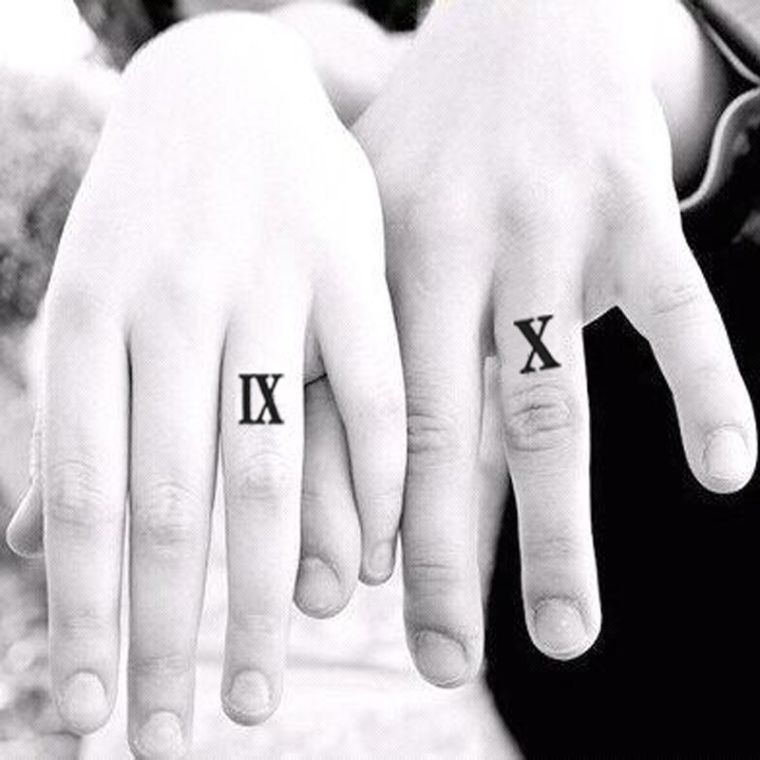 tatouage-ephemere-chiffres-romains-doigts