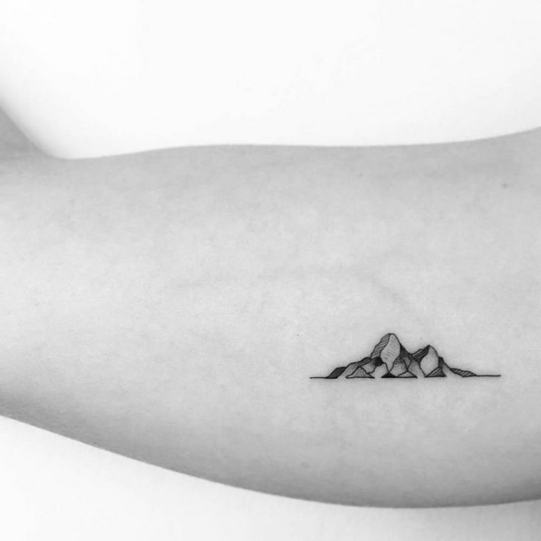 tatouage-montagne-geometrique-tatouage-bras