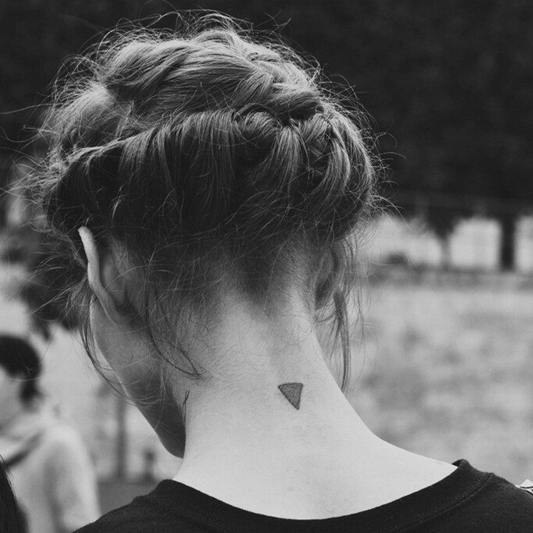 tatouage géométrique triangle nuque tatouage femme