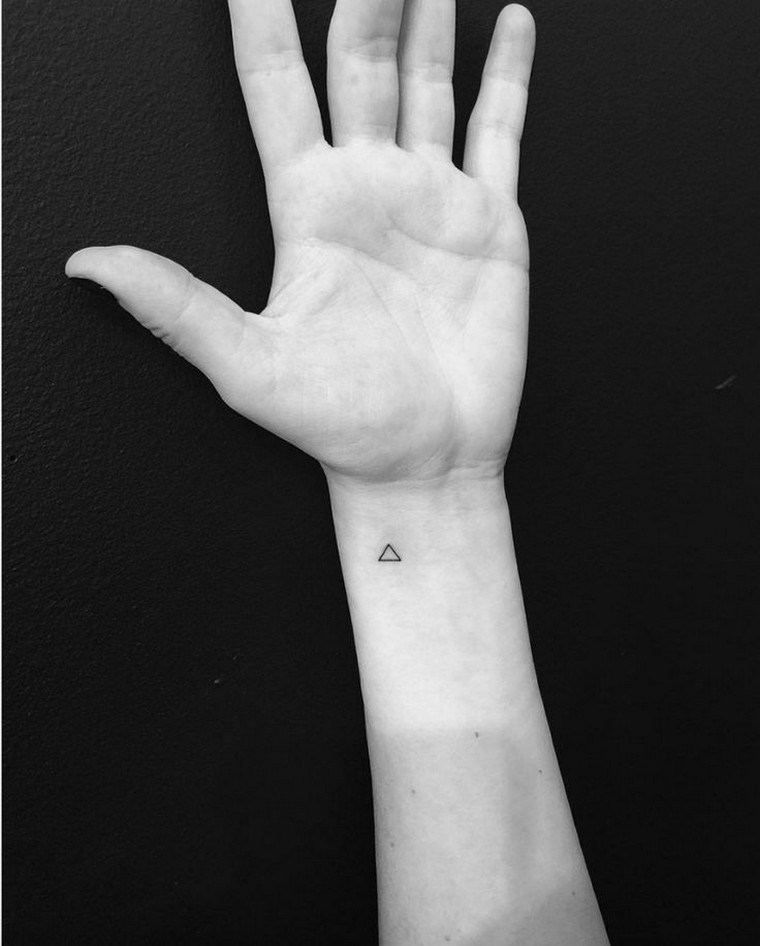 tatouage géométrique triangle idées