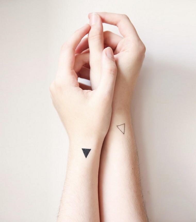 tatouage géométrique tatouage couple triangle