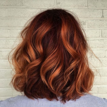 balayage-auburn-cheveux-rouges-femme-coupe-courte