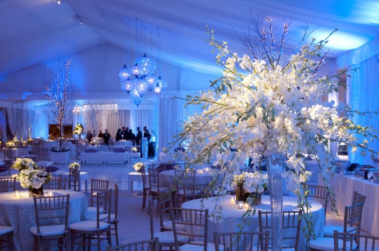 Idée mariage hiver deco-salle-celebration-fleurs