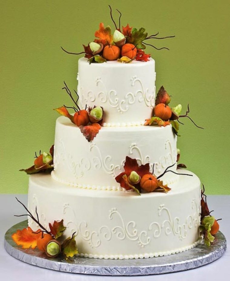 gâteau de mariage automne-blanc-glands-sur-feuilles-seches