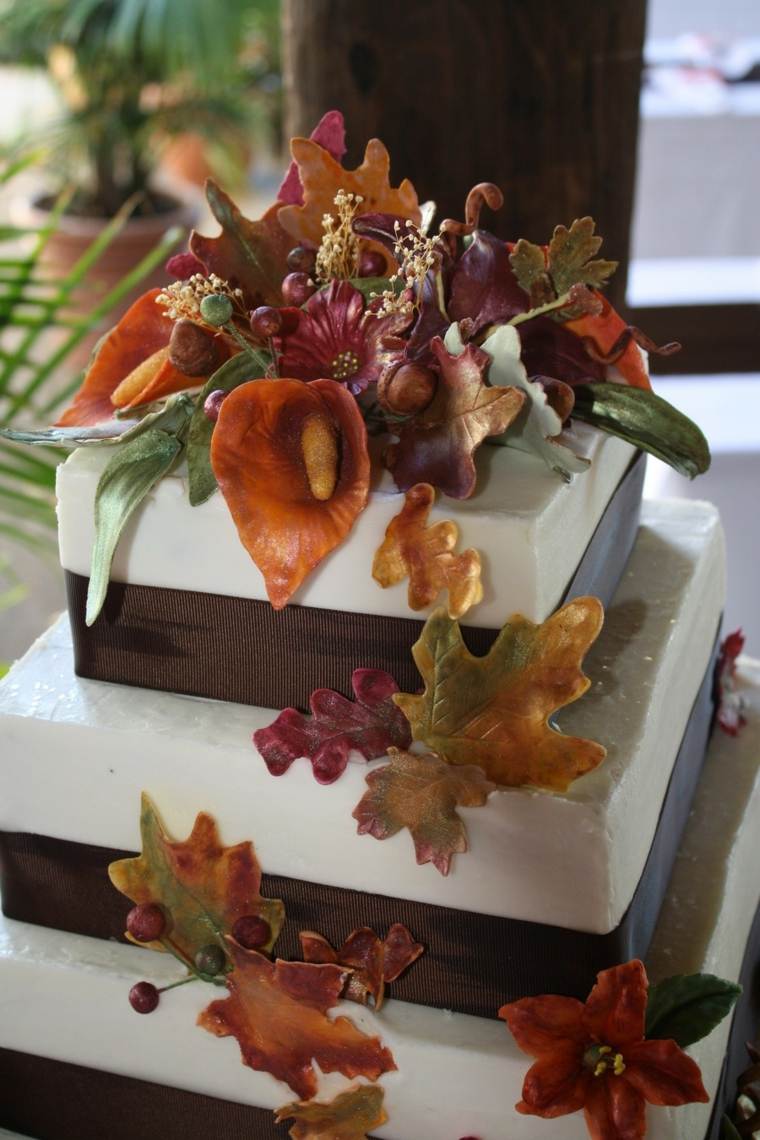 gâteau de mariage automne-carre-etages-fleurs-feuilles-saison