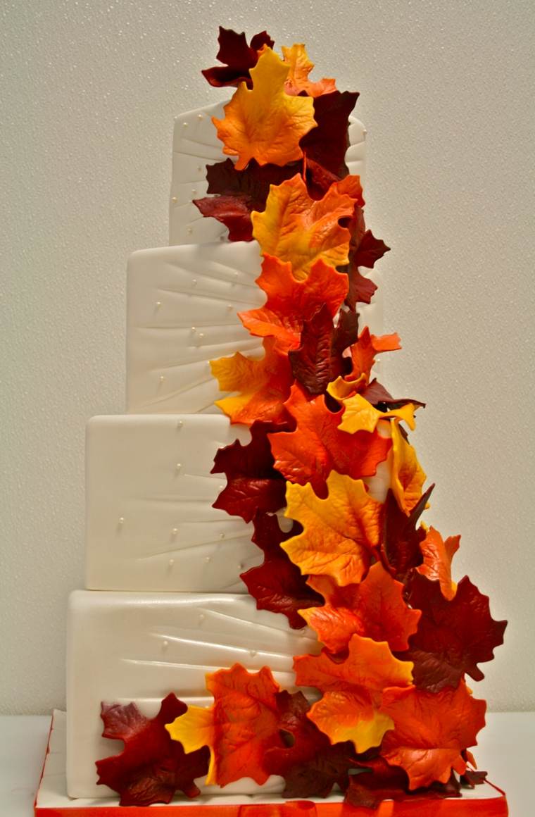 gâteau de mariage automne-feuilles-toutes-couleurs
