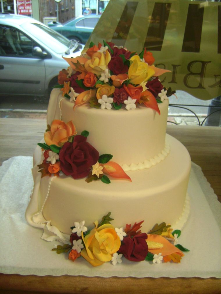 gâteau de mariage automne-roses-couleurs-feuilles-automnales