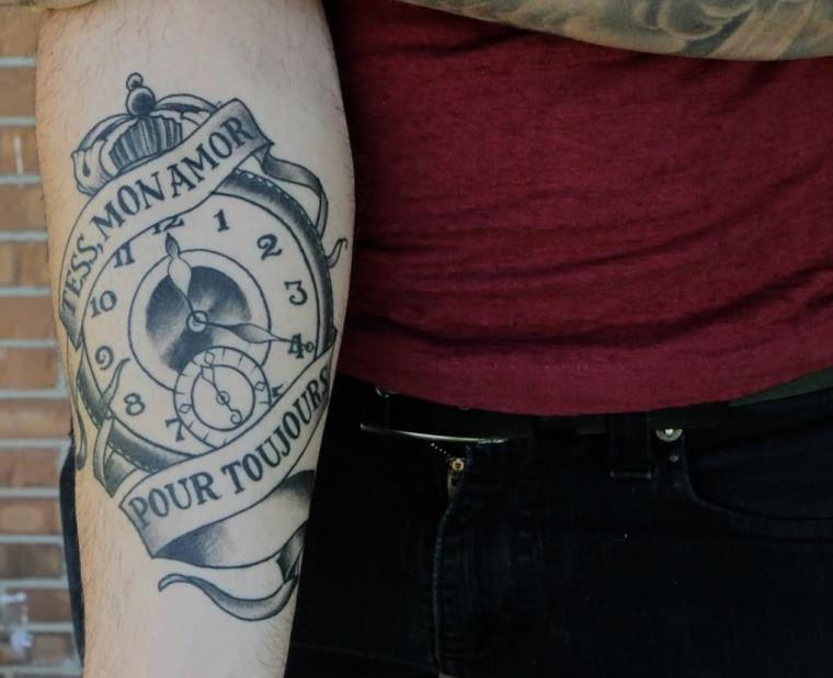 Tatouage avant bras homme inscription--tattoo-amour-idee