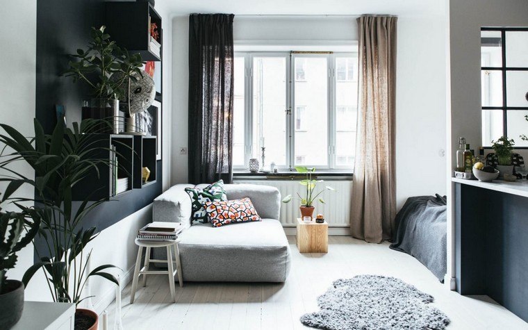 petit-appartement-tapis-sol-canape-gris-tabouret