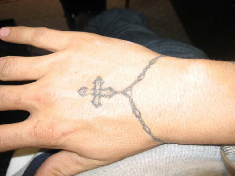 tatouage bracelet croix-homme