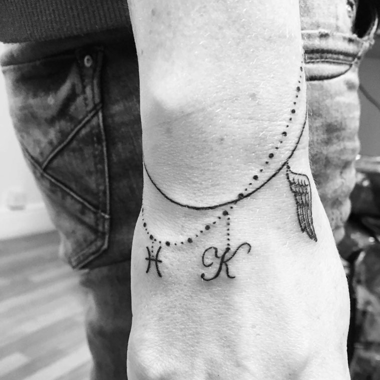 tatouage bracelet homme-initiales-prenoms-enfants