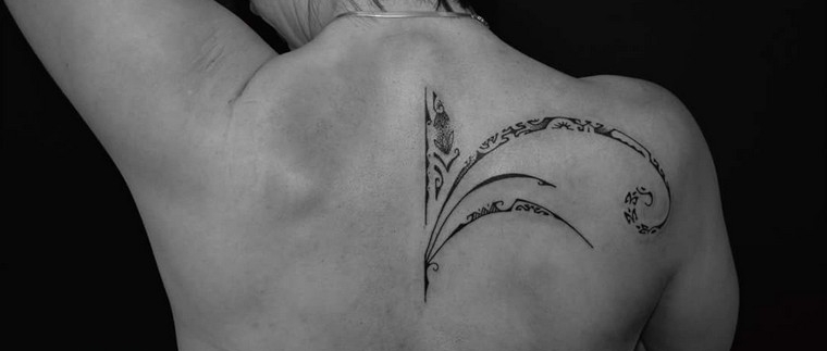 tatouage-femme-dos-polynesien-tribal