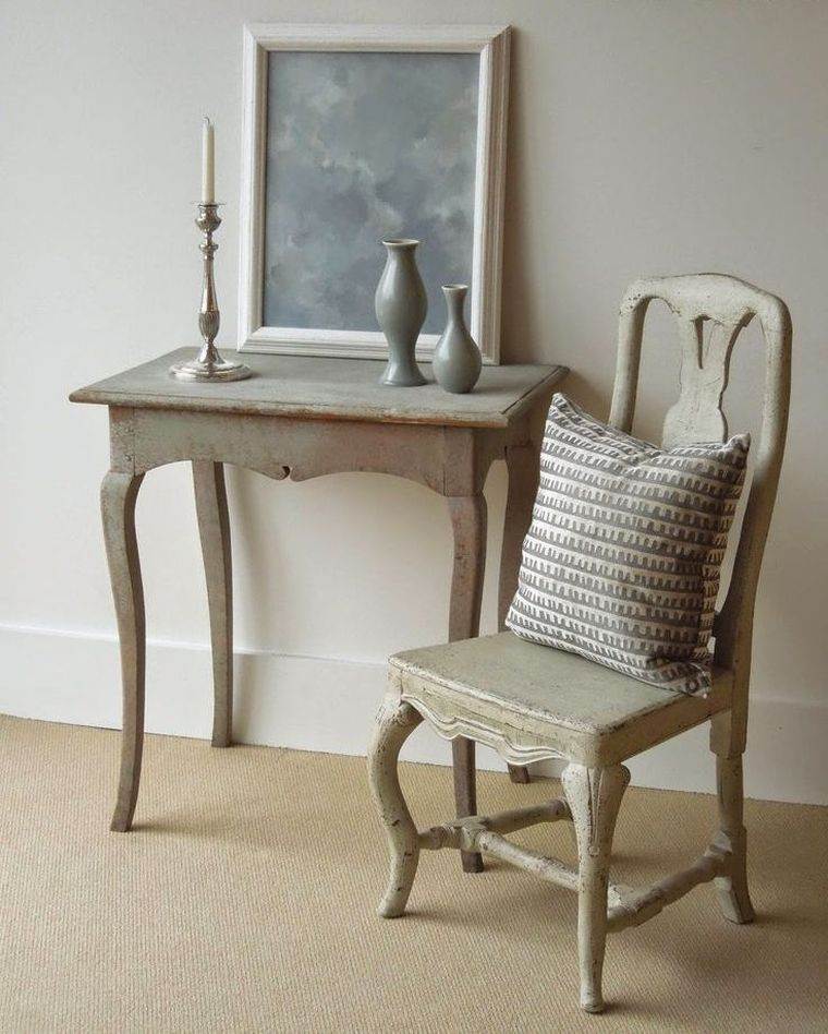 chaise-baroque-petite-table-bois-clair-design-scandinave