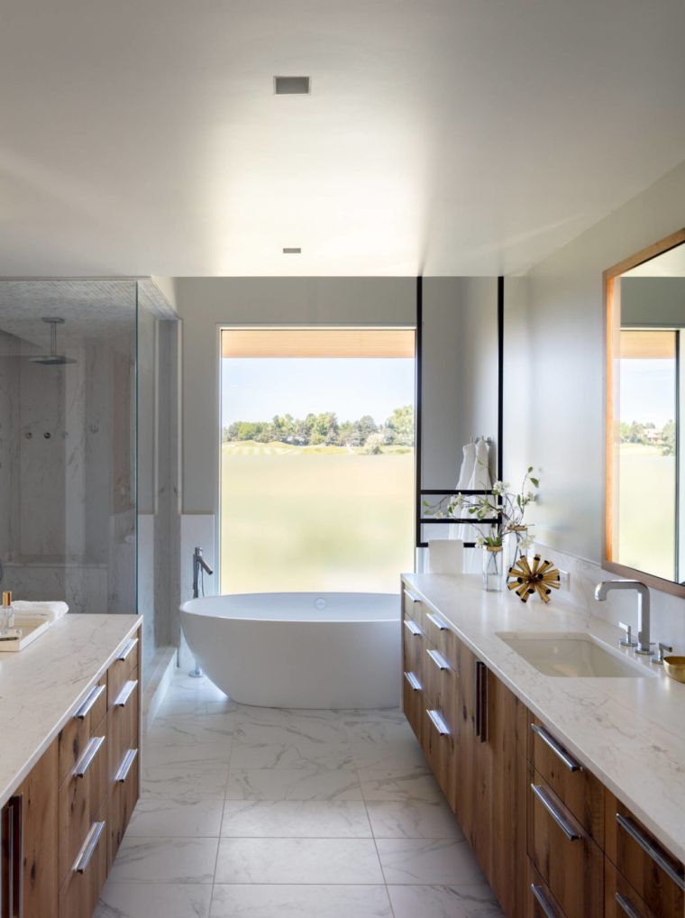 deco-bois-marbre-salle-de-bain-design-meuble-suspendu-baignoire
