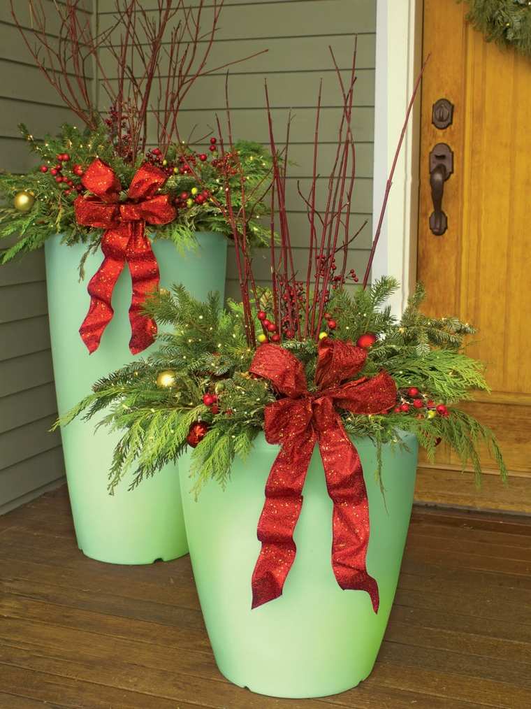 décoration de noel extérieur pots-verts-rubans-rouges