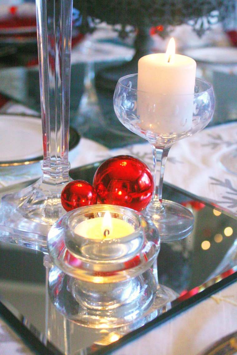 décoration de table de noël bougies-boules-rouges