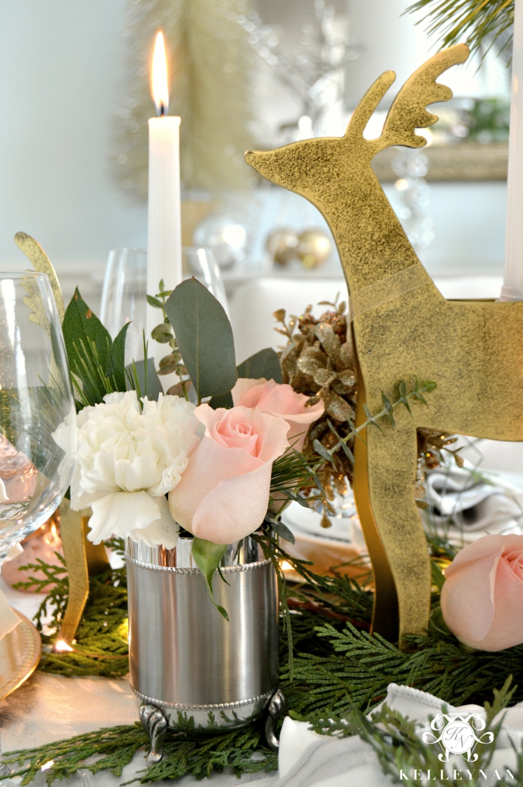 décoration de table de noël roses-blanches-roses-rennes-dore