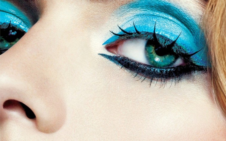 maquillage yeux bleus bleu-sur-paupieres