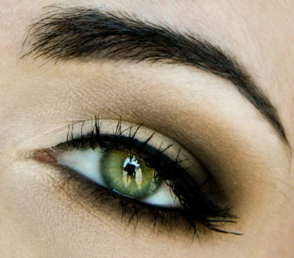 maquillage yeux verts eyliner-noir-beige