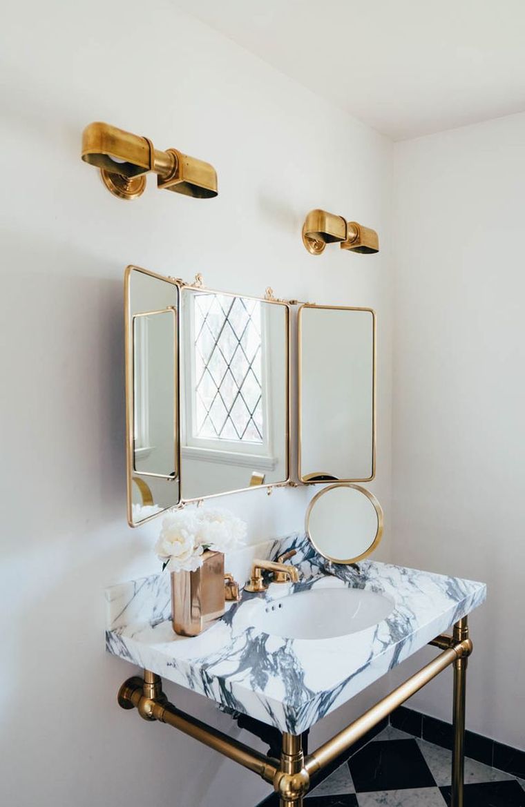 belle-salle-de-bain-luxe-deco-couleur-dore-accents-metallise