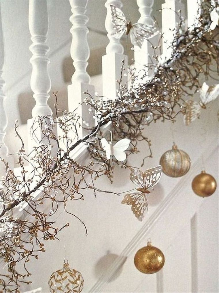 idee-deco-noel-glamour-suspension-escaliers-blanc-or