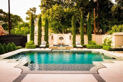 jardin de maison moderne avec piscine design-mediterraneen