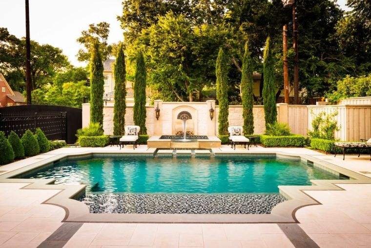 jardin de maison moderne avec piscine design-mediterraneen
