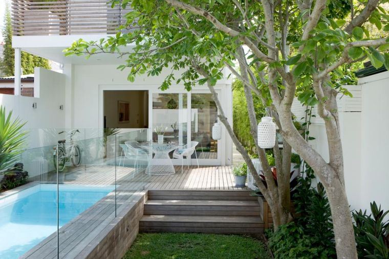 jardin-mediterraneen-maison-moderne-petite-piscine-terrasse-bois