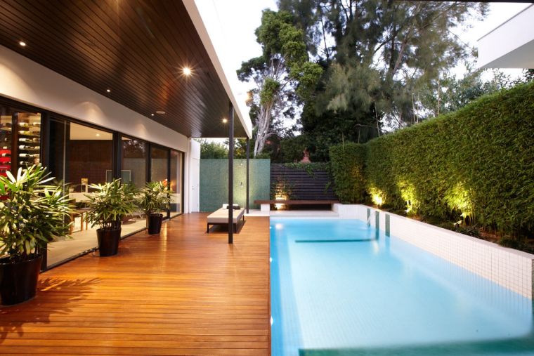 maison-design-moderne-amenagement-terrasse-bois-piscine-exterieure