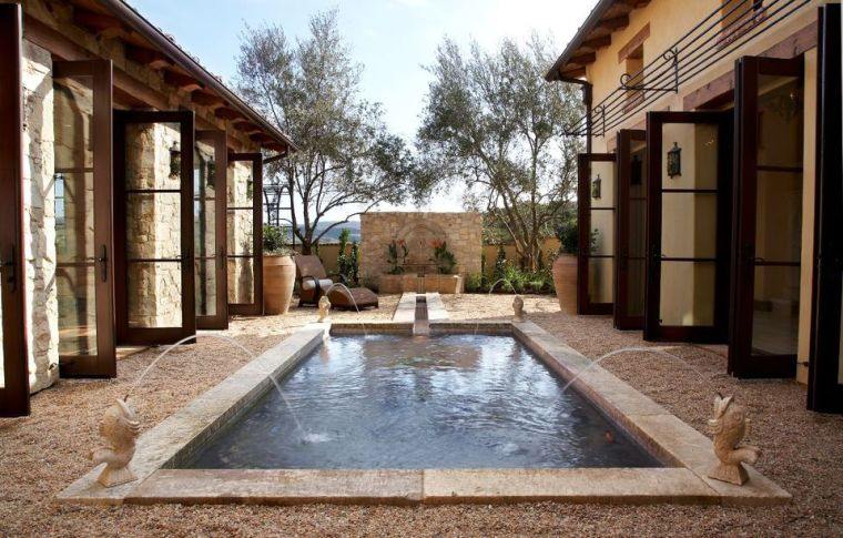 petit-jardin-de-maison-moderne-avec-piscine-amenagement-cour-interieure