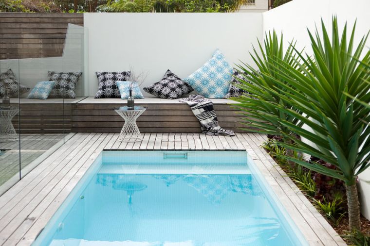 petite-piscine-moderne-terrasse-bois-jardin-style-mediterraneen