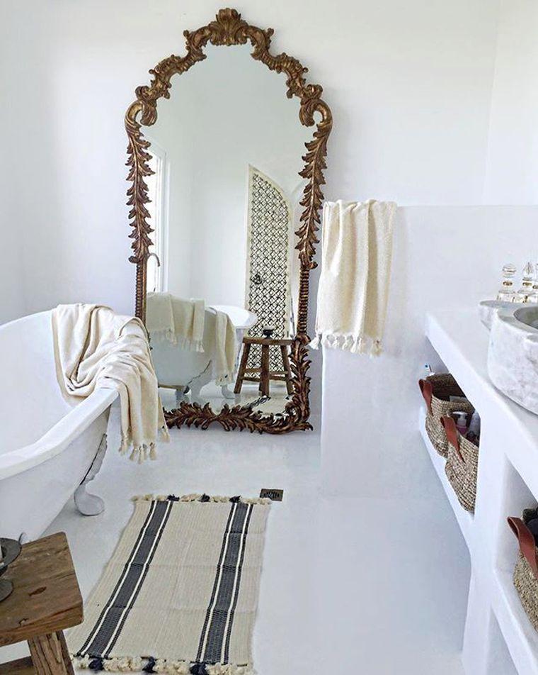 salle-de-bain-deco-luxe-grand-miroir-baroque-style-glam