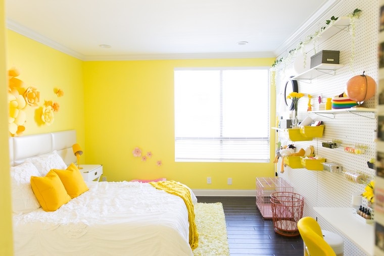 déco chambre jaune idée coussin lit mur jaune