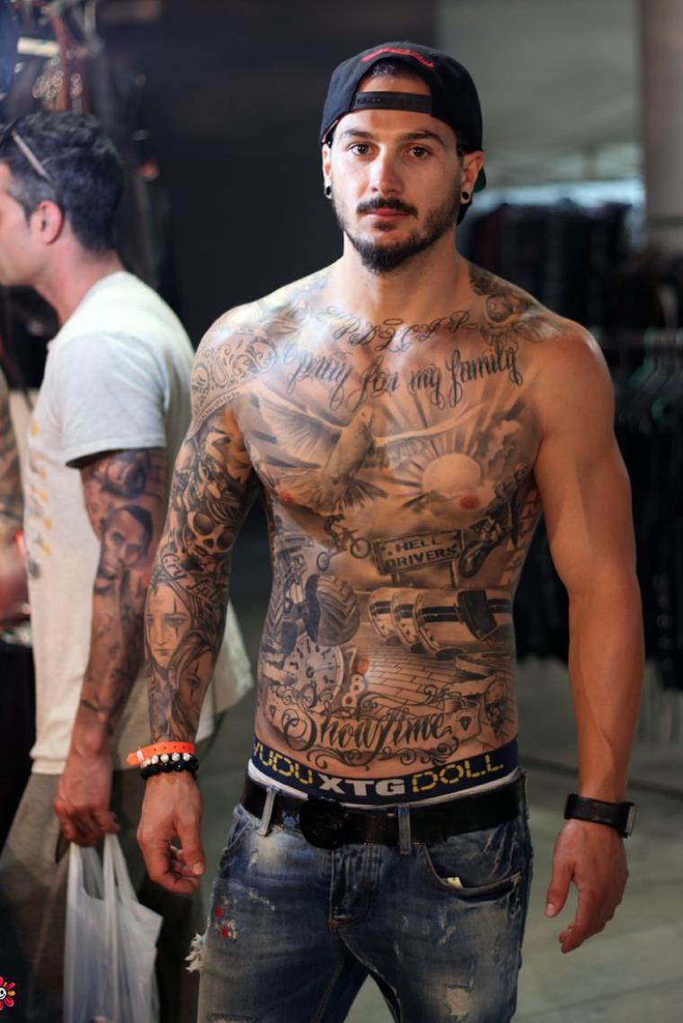 corps-masculin-torse-tattoo