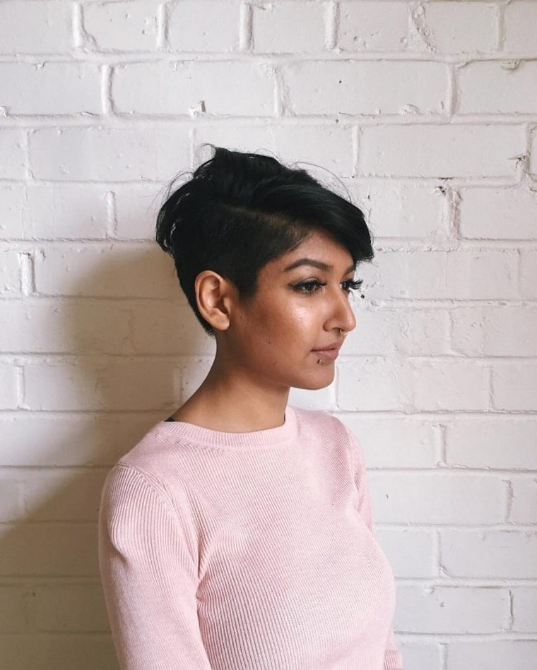 femme-coupe-cheveux-courts-pixie