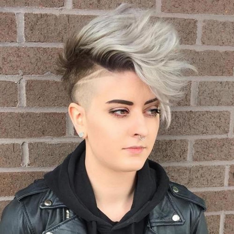 femme-coupe-rock-n-roll-coupe-courte-coloration-blond