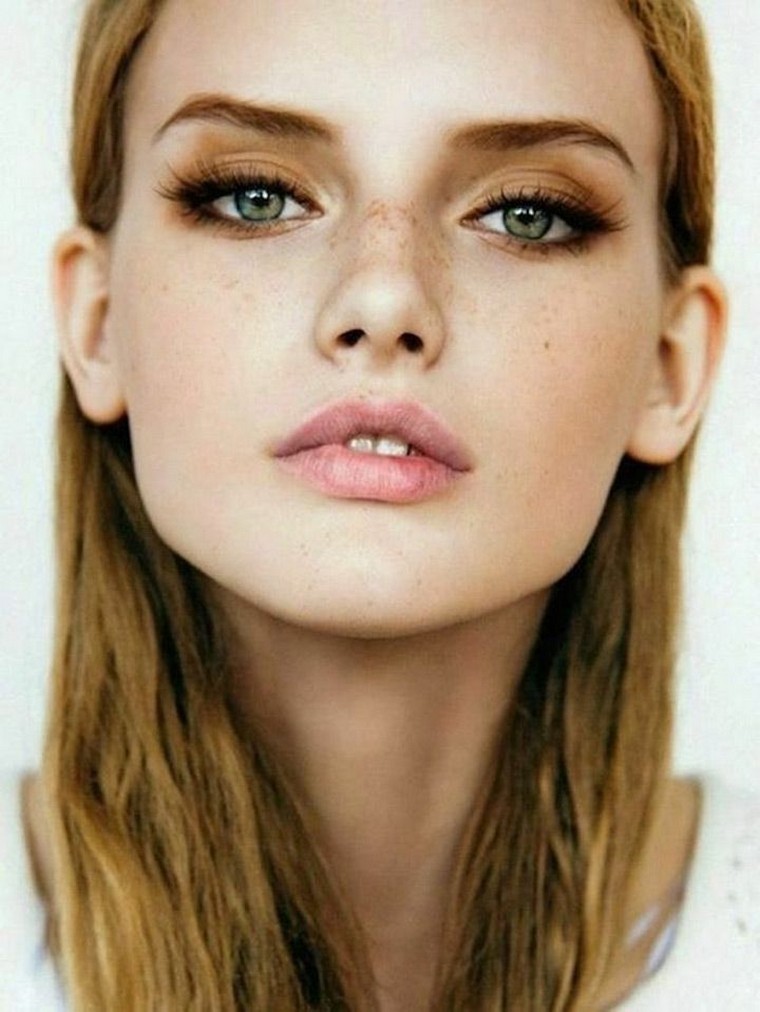 idee-maquillage-yeux-bleu-femme