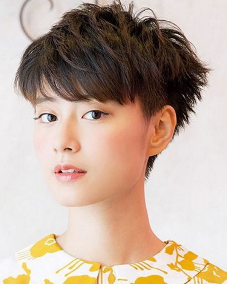 look-femme-tendance-coupe-court