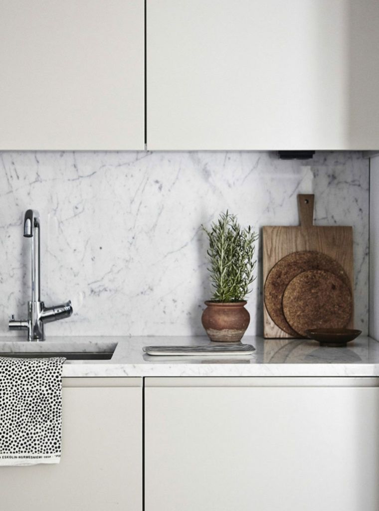 plan de travail pierre marbre-deco-cuisine-moderne-meuble-blanc
