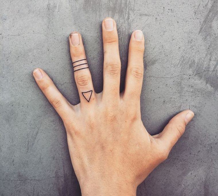 tatouage-discret-doigts-idee-geometrique-femme-homme