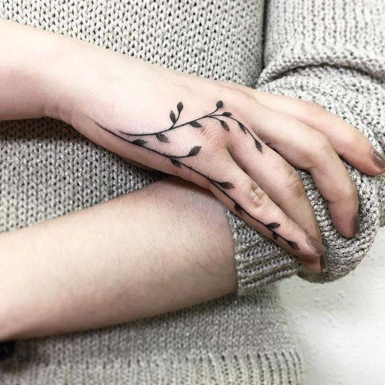 tatouage-discret-main-plante-grimpante-femme