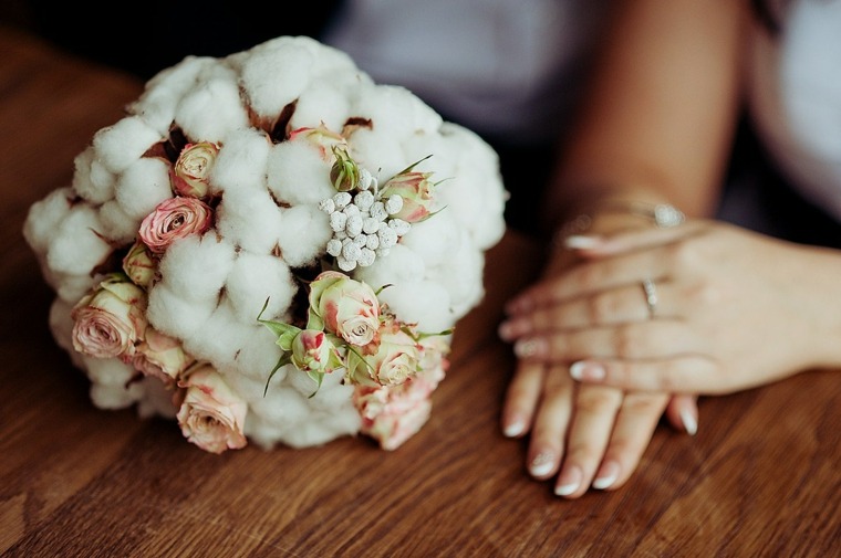 bouquet mariée blanc-fleurs-composition-deco-de-mariage-tendance-2018