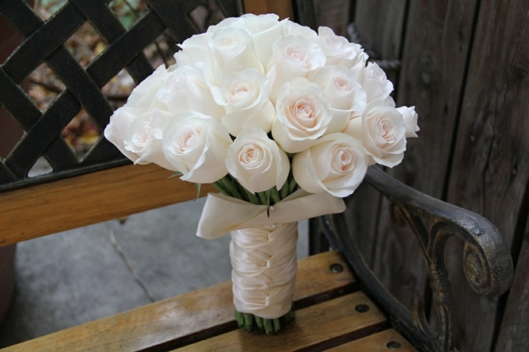 bouquets-pour-mariage-rose-blanche-accessoire-vert