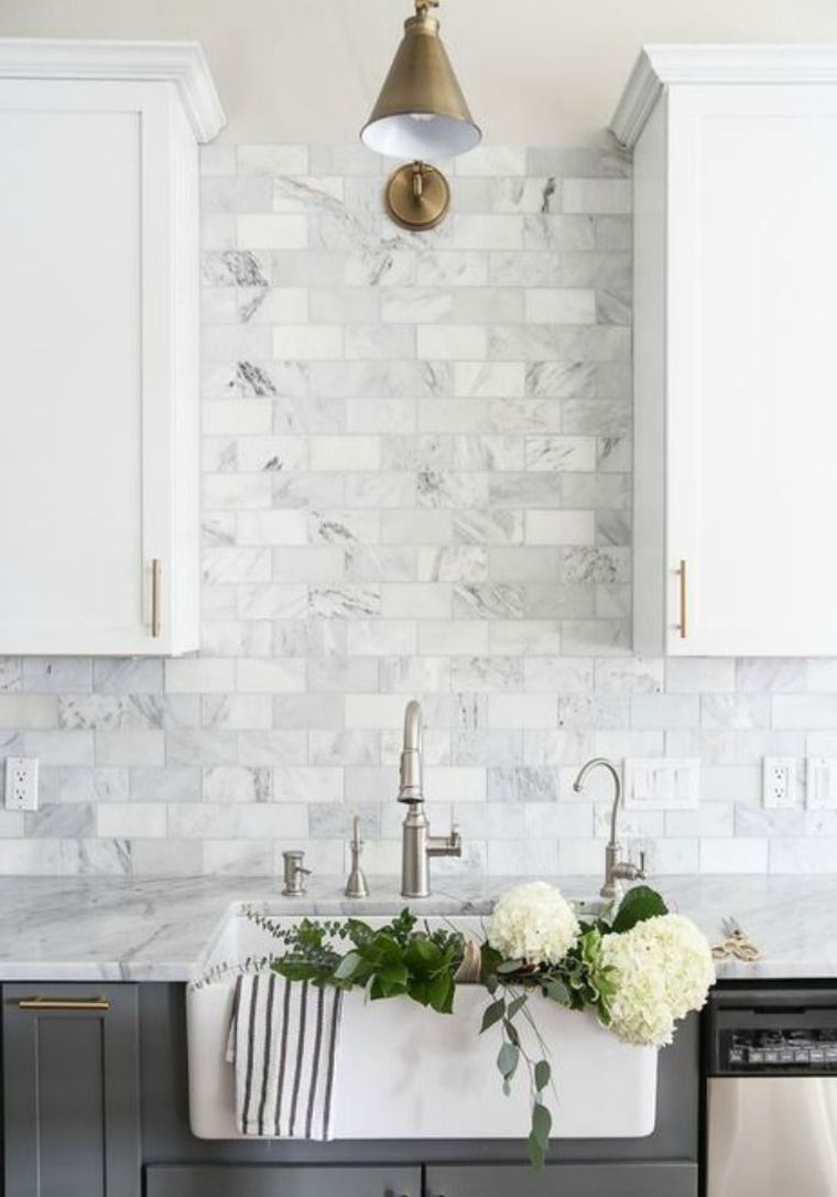 credence-cuisine-design-moderne-marbre-blanc-gris-interieur
