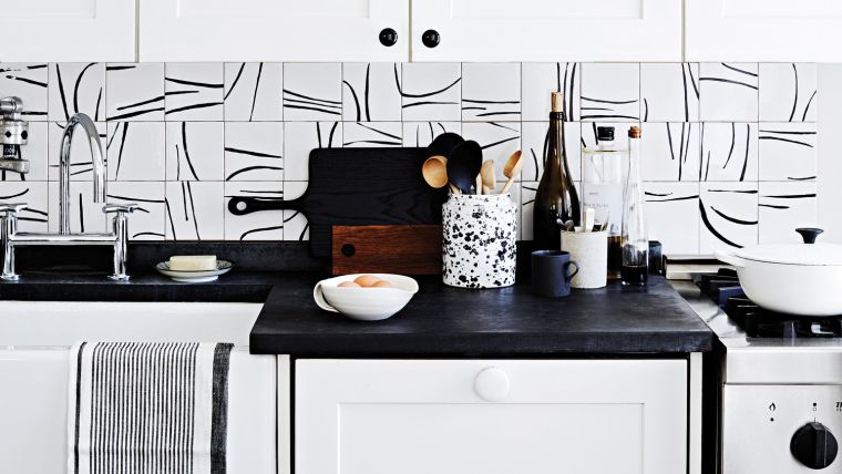 credence-pour-cuisine-noir-et-blanc-deco-moderne-motif-geometrique