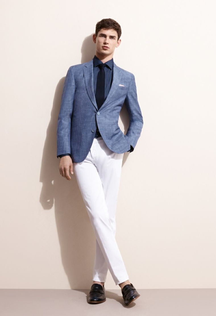 idee-costume-mariage-tendance-2018-veste-bleu-pantalon-blanc